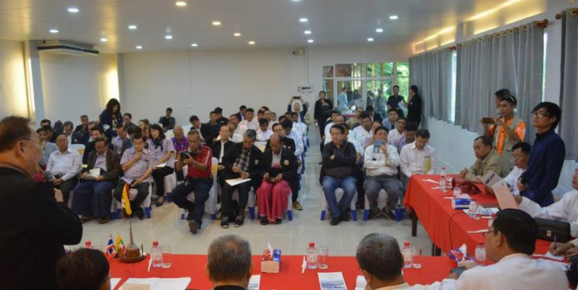 Discussion between Mon and Thai traders (Photo – MNA)