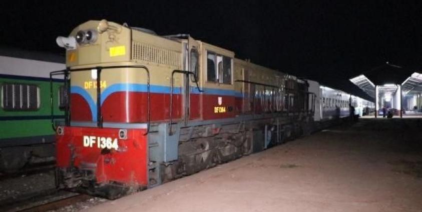 မော်လမြိုင်ဘူတာကြီးတွင် ရပ်ထားတဲ့ ညရထားတစ်စင်း (ပုံဟောင်း)