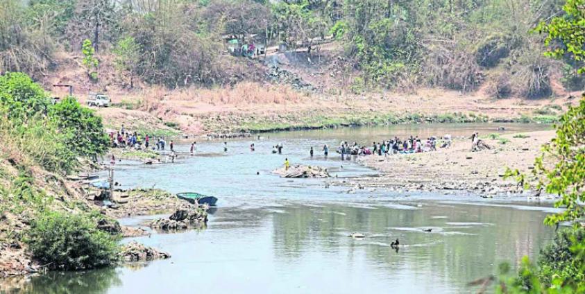 တိုက်ပွဲများကြောင့် ထိုင်းနိုင်ငံထဲသို့ ဝင်ရောက်တိမ်းရှောင်ခဲ့ကြသည့် ဒုက္ခသည်များ ဧပြီလ ၂၄ ရက်နေ့က မြန်မာနိုင်ငံ မြဝတီဘက်ခြမ်းသို့ ပြန်လည်ဝင်ရောက်နေကြသည်ကို တွေ့ရစဉ်။ ဓာတ်ပုံ - Maesod Radio Thailand)