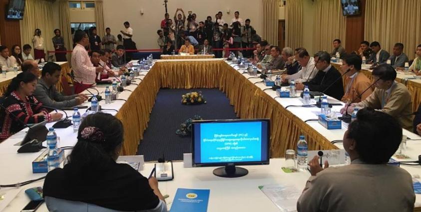 ၂၀၁၇ ခုနှစ်၊သြဂုတ် ၁၀-၁၁ ရက်က ငြိမ်းချမ်းရေးကော်မရှင်(PC)နှင့် နိုင်ငံရေးဆိုင်ရာ ညှိနှိုင်းဆွေးနွေးရေးကိုယ်စားလှယ်အဖွဲ့(DPN)တို့ တွေ့ဆုံဆွေးနွေးကြစဉ်။(photo: MNA)