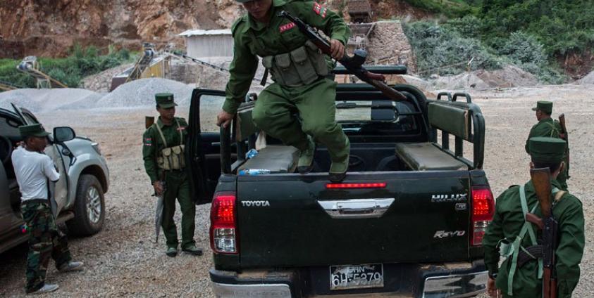 This photo taken on June 26, 2017 shows members of the United Wa State Army jumping off from a car as they arrive in Poung Par Khem region, near the Thai and Myanmar border. Photo: Ye Aung Thu/AFP
