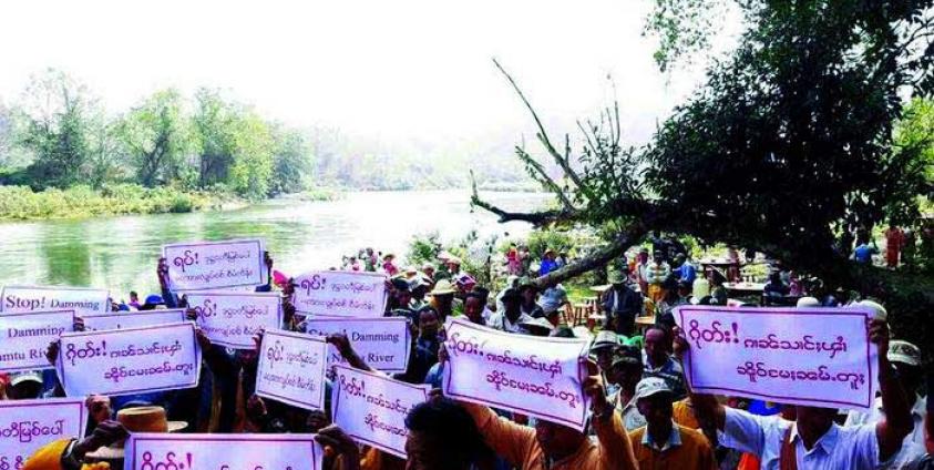 Photo Sipaw Youth/ နမ္မတူမြစ် (မြစ်ငယ်မြစ်)ပေါ် ရေကာတာစီမံကိန်း များအား ဒေသခံများက ၂၀၁၇ ခုနှစ်က ဆန့်ကျင်ကန့်ကွက်နေကြစဉ်