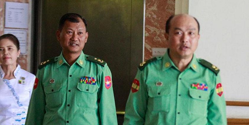 ဖွဲ့စည်းပုံအခြေခံဥပဒေပြင်ဆင်ရေးပူးပေါင်းကော်မတီအစည်းအဝေးသို့ တက်ရောက်လာသည့် ဒုတိယဗိုလ်မှူးကြီး မျိုးထက်ဝင်း(ဝဲ)နှင့် ဗိုလ်မှူး ဇင်လင်း(ယာ) (ဓာတ်ပုံ- မင်းမင်း/မဇ္ဈိမ)