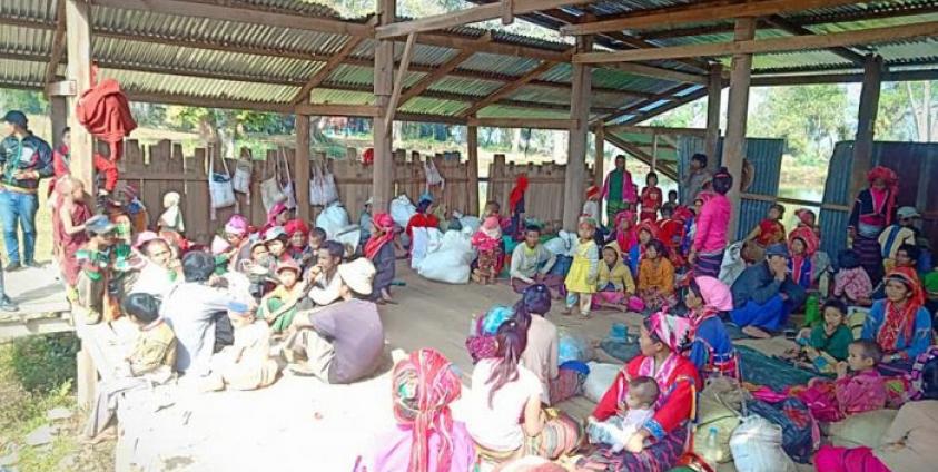 Photo Credit to Shar Htat Paing/ မန်လီဘုန်းကြီးကျောင်းရောက် စစ်ဘေးရှောင်များ