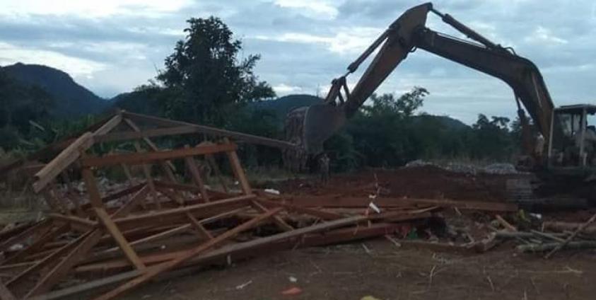 Photo by Mong Tong villager/မိုင်းတုံမြို့နယ်အတွင်းရှိ မိုင်းဖုန်းဆရာတော် ခူးဝါးဝန်းစုမ့်၏ တရားဟောကျောင်းဆောင်အား လက်နက်ကိုင်တပ်ဖွဲ့မှ ဖျက်ဆီး