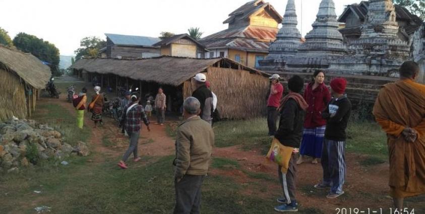 Photo by Lun Sai : မန်စံဘုန်းကြီးကျောင်းရှိ စစ်ဘေးရှောင်များအား ပြည်သူ့လွှတ်တော်ကိုယ်စားလှယ် နန်းခမ်းအေးမှ ၀င်ရောက်ကြည့်ရှုနေစဉ်