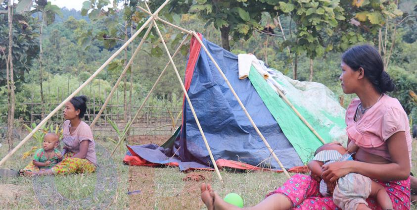ပုဏ္ဏားကျွန်းမြို့နယ် ဖက်ဝန်းချောင်းကျေးရွာမှ သင်းပုန်းတန်းကျေးရွာသို့ ခိုလှုံရန်ရာက်ရှိနေကြသည့် စစ်ဘေးရှောင်များအားတွေ့ရစဉ်။ ဓာတ်ပုံ - သက်နိုင်