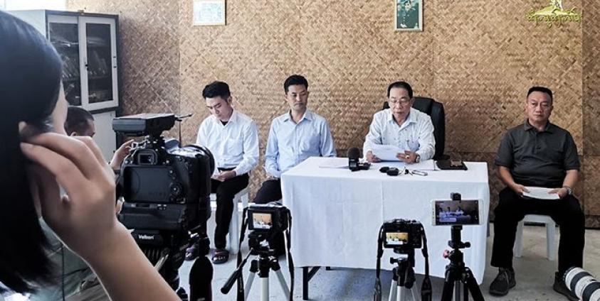 RCSS/SSA ဥက္ကဋ္ဌ ဗိုလ်ချုပ်ကြီး ယွက်စစ်နှင့် အဖွဲ့ ၂၀၁၉ ခုနှစ်၊ အောက်တိုဘာ ၂၇ ရက် ထိုင်းနိုင်ငံမှာ သတင်းစာ ရှင်းလင်းပွဲလုပ်နေစဉ်။ photo - Tai Freedom(fb)