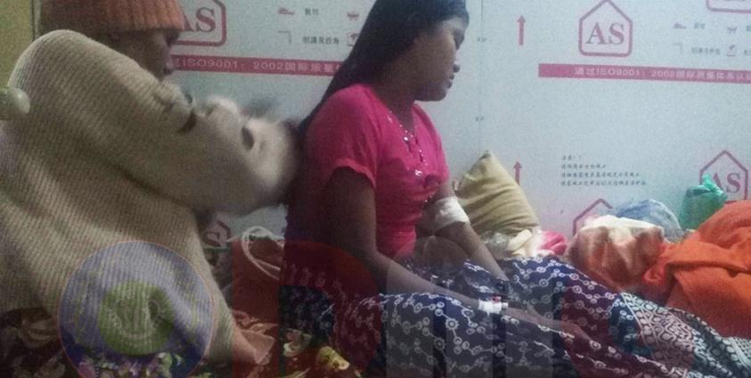 လက်နက်ကြီး ကျည်စထိမှန်ပြီး ဒဏ်ရာရရှိသွားသောကြောင့် ဆေးကုသမှုခံယူနေရသည့် အသက် (၁၇)နှစ်အရွယ် မခင်ခင်ဝင်း