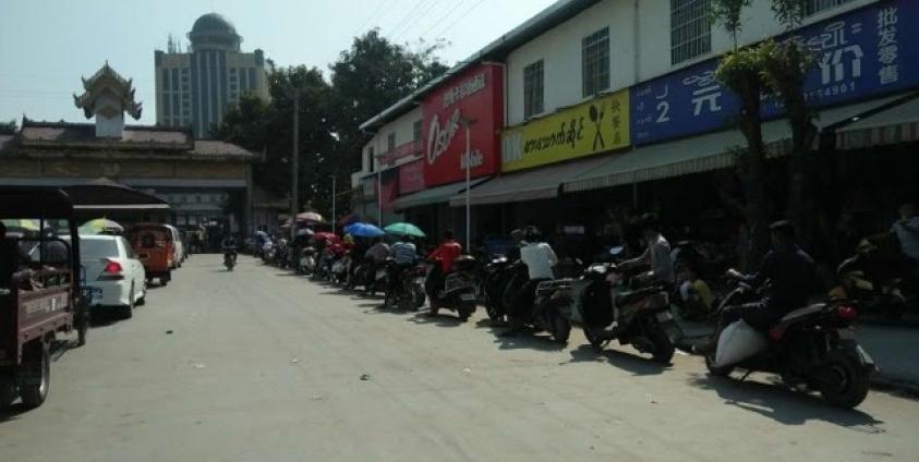 မူစယ်ဆင်ဖြူနယ်စပ်ဂိတ်ဖြတ်ဖို့ နာရီနှင့်ချီတန်းစီစောင့်ဆိုင်းနေရသည့် ခရီးသွားပြည်သူလူထု