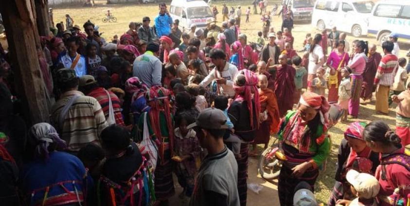 Photo Credit to Shar Htat Paing/ မန်လီဘုန်းကြီးကျောင်းရောက် စစ်ဘေးရှောင်များ