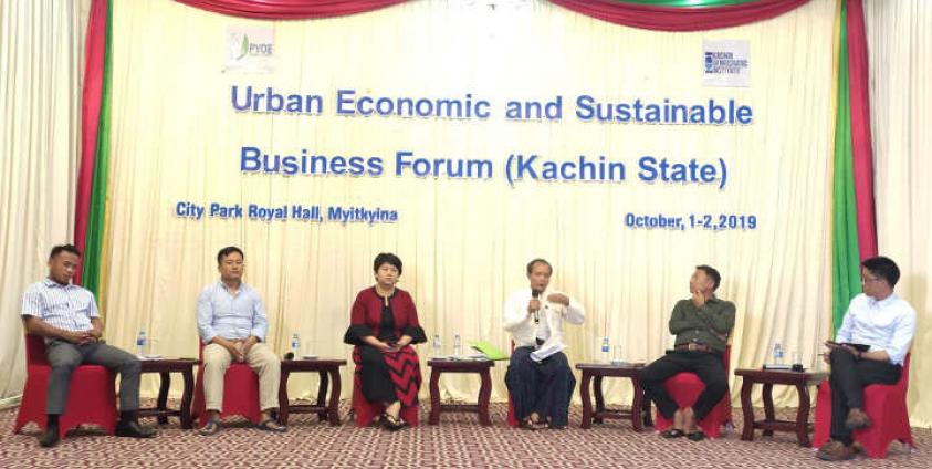 City Park Royal တွင်ဆွေးနွေးနေစဉ်