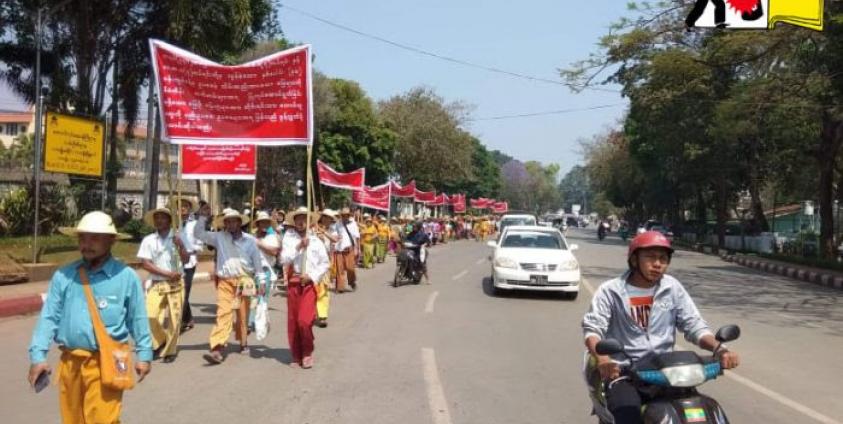 Photo by SHAN- လားရှိုးမြို့တွင် သိမ်းဆည်းခံထားရသောလယ်ယာမြေများအား လူထုထံပြန်လည်အပ်နှံပေးဖို့ တောင်သူလယ်သမားရာနှင့်ချီ လမ်းလျှောက်ဆန္ဒဖော် ထုတ်