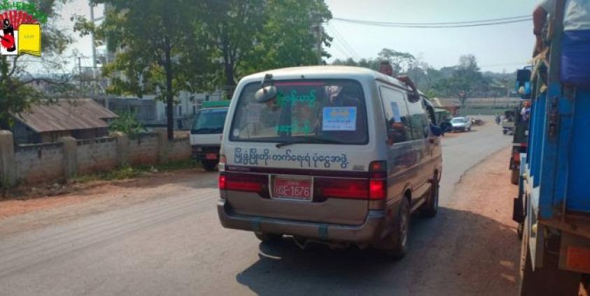 Photo by SHAN- သေဆုံးသူများ၏အလောင်းများအား အသုဘချရန် ဆွေမျိုးမိဘများကလိုက်ပါပို့ဆောင်နေကြစဉ်