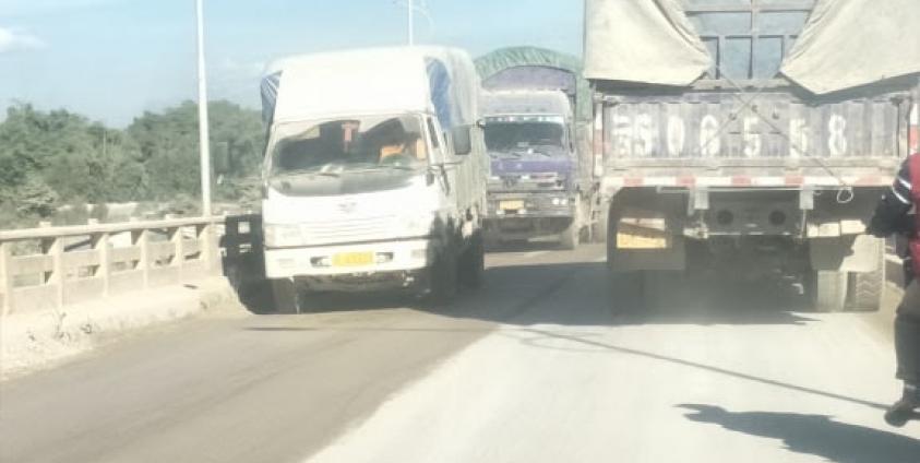 Photo Muse Youth- တရုတ်မြန်မာနယ်စပ်ကကုန်ကားများ