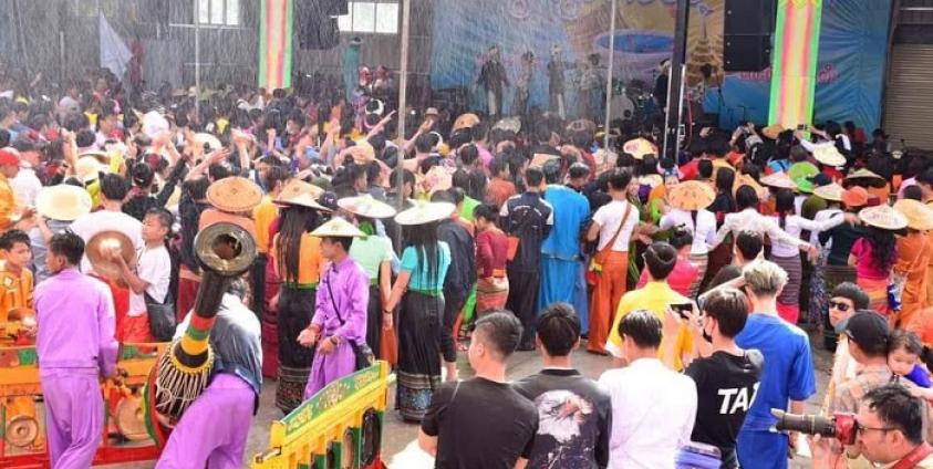 Photo by Sai Yan Naung- သျှမ်းပြည်နယ်မြို့တော် တောင်ကြီးတွင် ပထမအကြိမ်အဖြစ် သျှမ်းတိုင်းရင်းသားလူငယ်များက ရိုးရာသင်္ကြန် ပွဲ ဧပြီလ ၁၉ ရက်နေ့က စည်ကားသိုက်မြိုက်စွာ ကျင်းပ