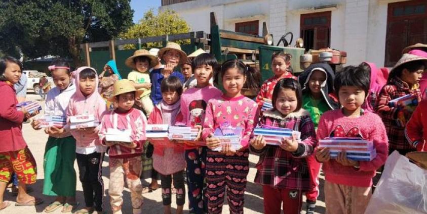 Photo by Mr. Moon On/နားမခေါ်ဘုန်းကြီးကျောင်းရှိ စစ်ဘေးရှောင် ကျောင်းသားလူငယ်လေးများအား စေတနာရှင်များကကူညီထောက်ပံ့မှုပေးအပ်