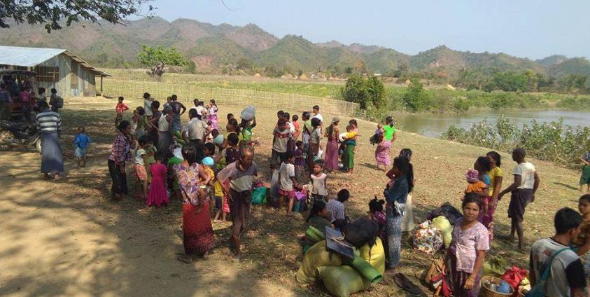 ထွက်ပြေးလာသူများကို တွေ့ရစဉ်/ ဓာတ်ပုံ- ခင်မောင်ဆန်းပို့စ်