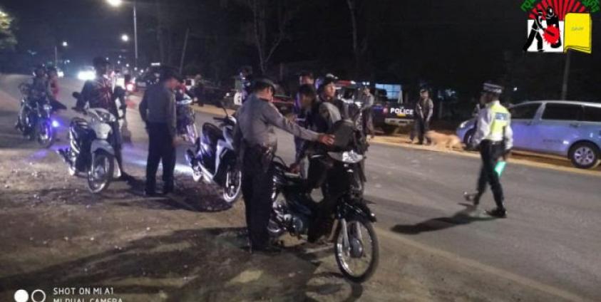 Photo by Ying Tai (SHAN) - တောင်ကြီး မြို့ပြင် ၊ သစ်တောဂိတ် Royal Taunggyi hotel အနီးတွင် ဧပြီလ (၁၀) ရက်နေ့ ည ရ နာရီ ဝန်းကျင် အချိန်၌ သျှမ်းပြည်နယ် ရဲတပ်ဖွဲ့ နှင့် အုပ်ချုပ်ရေးပိုင်းအဖွဲ့များပူးပေါင်း၍ ပိတ်ဆို့ရှာဖွေမှုများ ပြုလုပ်