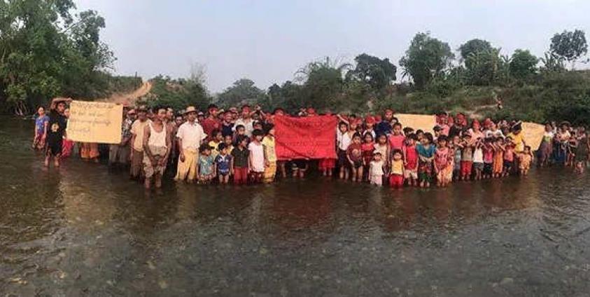 Photo Credit to Numma Youth- နမ္မချောင်းပေါ် ရေကာတာအလိုမရှိကြောင်း နမ္မဒေသခံများ ဆန္ဒထုတ်ဖော်နေပုံ (ပုံဟောင်း)