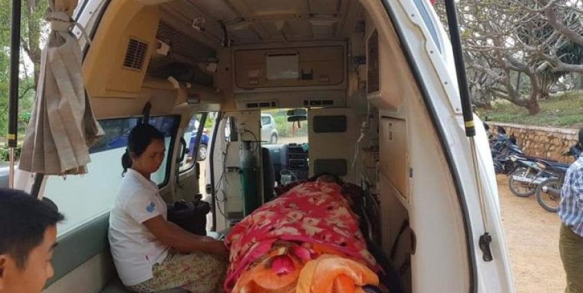 Photo Credit to ကျောက်မဲမြို့သတင်းရပ်ဝန်း- ကျည်ဆန်ထိမှန်သော မိုင်းငေါ့မြို့သူ နန်းခမ်းလှအား ဆေးရုံသို့ပို့ဆောင်စဉ်