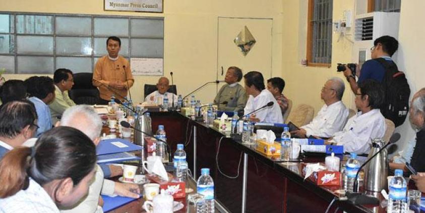 ရန်ကုန်တိုင်းဒေသကြီးအစိုးရအဖွဲ့နှင့် Eleven Media တို့အကြားဖြစ်ပေါ်ခဲ့သော သတင်းရေးသားမှုများနှင့် ပတ်သက်၍ သတင်းမီဒီယာကောင်စီဥက္ကဌနှင့် အဖွဲ့ဝင်များ၊ မီဒီယာများနှင့် တွေ့ဆုံ၍ ညှိနှိုင်းနေစဉ်။ ဓာတ်ပုံ-ဦးဖြိုးမင်းသိန်း