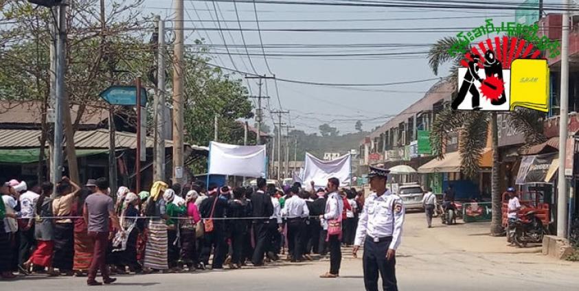 Photo by HsH/ဖမ်းဆီးထားသည့်လူများအားပြန်လွှတ်ပေးရန် လားရှိုးမြို့တွင် ယနေ့တအာင်းလူထု စုပေါင်းဆန္ဒပြကြစဉ်