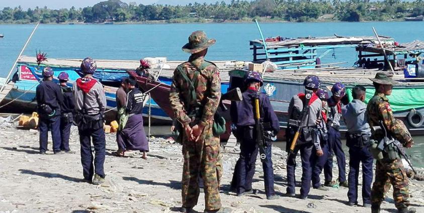 စက်လှေများကို စစ်ဆေးနေကြသည့် လုံခြုံရေးတပ်ဖွဲ့ဝင်များအား တွေ့ရစဉ်။ ဓာတ်ပုံ - Kyaw Hla Myint