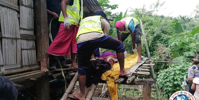 Photo လားရှိုး လူငယ်များလူမှုကူညီရေးအဖွဲ့၊ လားရှိုးမြို့- သေနတ်ပစ်ခံရသူဦးမာကူး၏ အလောင်းအား လားရှိုး လူငယ်များလူမှုကူညီရေးအဖွဲ့ ကသွားရောက်ယူဆောင်လာစဉ်