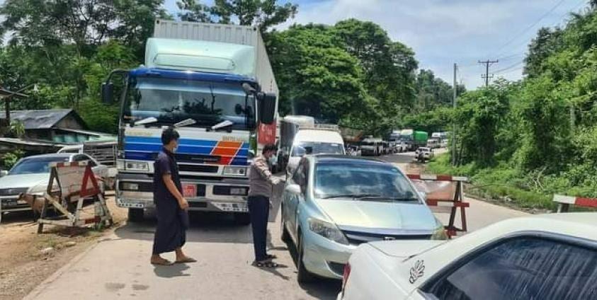 စစ်ကောင်စီမှ စစ်ဆေးမှု ပြုလုပ်စဥ်