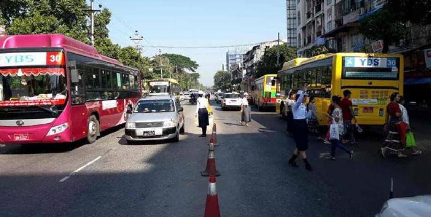 ရန်ကုန်မြို့အတွင်း ယာဉ်စည်းကမ်း ၊ လမ်းစည်းကမ်းထိန်းသိမ်းရေးဆောင်ရွက်နေကြသော ယာဉ်ထိန်းတပ်ဖွဲ့ဝင်များ ။ဓာတ်ပုံ - Yangon Traffic Police