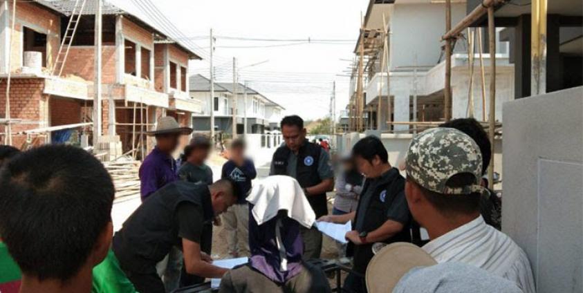 Photo Credit to CM News/ ရွှေ့ပြောင်းအလုပ်သမားများအား ထိုင်းအာဏာပိုင်များက စစ်ဆေးမှုပြုနေစဉ်