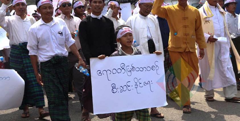 ဧပြီ ၂၂၊ ၂၀၁၉ မြစ်ဆုံစီမံကိန်း အပြီးဖျက်သိမ်းပေးရန် ဝိုင်းမော်ဒေသခံ ထောင်ပေါင်းများစွာ ဆန္ဒပြ