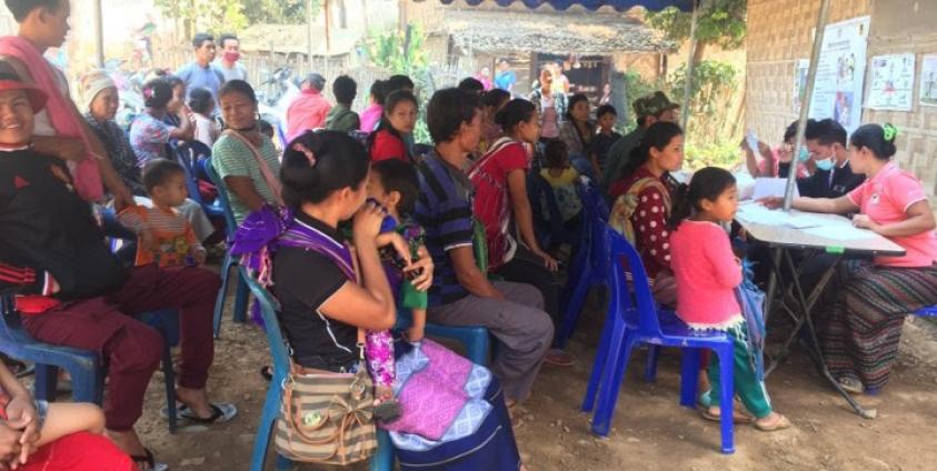 ရောဂါလာရောက်စစ်ဆေးခံကြသည့် ပြည်သူများအချို့ ပုံ…ခူးဖရဲရယ်