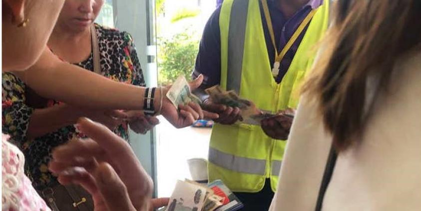 Photo by LSO Sai -လားရှိုးလေဆိပ်တွင် ခရီးသည်များထံမှ ပိုက်ဆံကောက်နေသည်ကိုတွေ့ရစဉ်