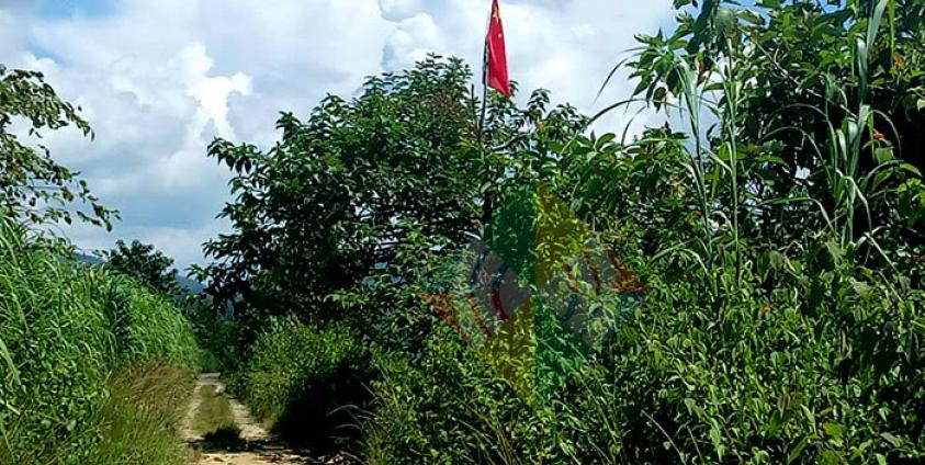 ရှမ်းပြည်မြောက်ပိုင်း မုံးကိုမြို့ မြန်မာဘက်ခြမ်းမှာ စိုက်ထားတဲ့ တရုတ်အလံကို မြင်ရ