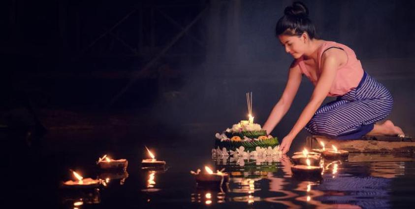 Photo Credit to MThai – ကရထုန်းမီးမျောနေတဲ့ လှပျိုဖြူတဦး