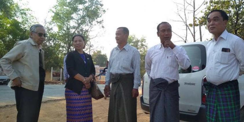 လွတ်မြောက်လာသူများကို ALP ဒုဥက္ကဋ္ဌ ခိုင်စိုးနိုင်အောင်နှင့် အတူတွေ့ရစဉ်
