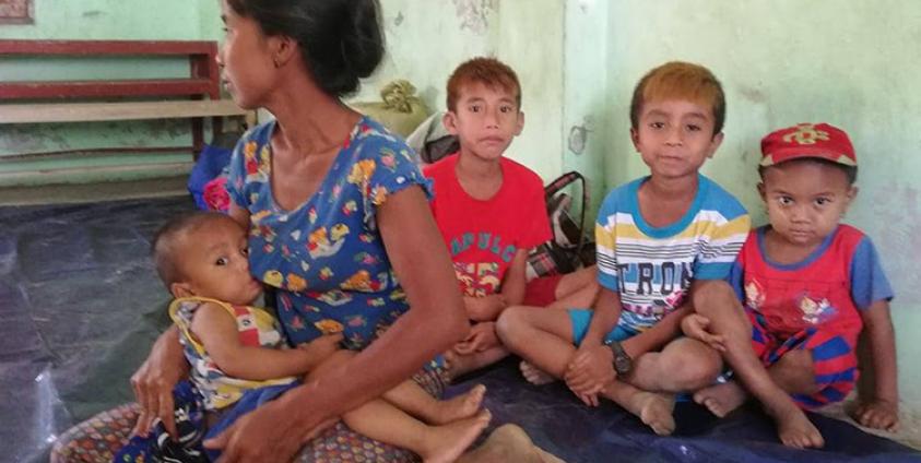 လက်နက်ကြီးပစ်ခတ်သံများကြောင့် စစ်ဘေးရှောင်လာကြသည့် စည်တောင်ကျေးရွာမှ မိသားစုတစ်စု / ဓာတ်ပုံ - သျှင်မီးအိမ်)