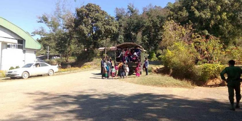 Photo by Mongpan Youth- လင်းခေးမြို့မှမိုင်းပန်စစ်ဘေးရှောင်များအား စစ်ကားကြီးဖြင့်နေရပ်ပြန်ပို့ရန် သယ်ဆောင်လာသည်ကိုတွေ့ရစဉ်