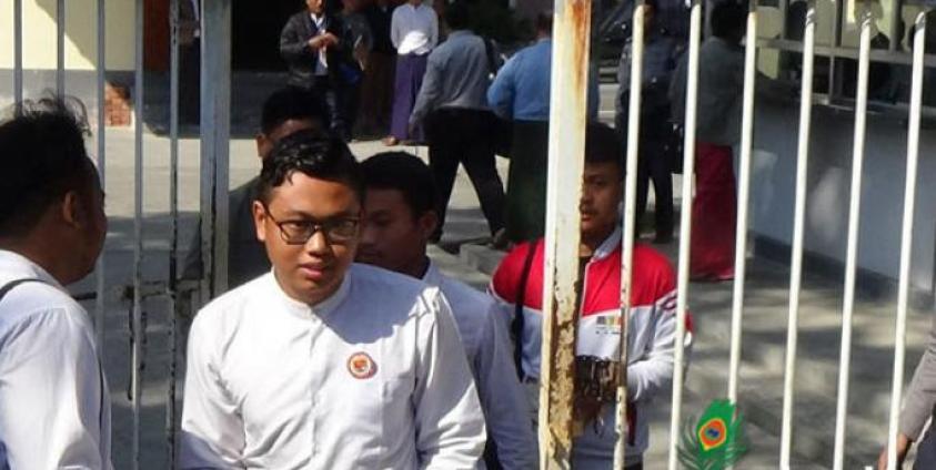 ယနေ့ ဝန်ကြီးချုပ်နှင့်တွေ့ဆုံပြီး ထွက်လာသည့် ကျောင်းသား သုံးဦး (ဓာတ်ပုံ၊အောင်ကိုဦး၊မဇ္ဈိမ)