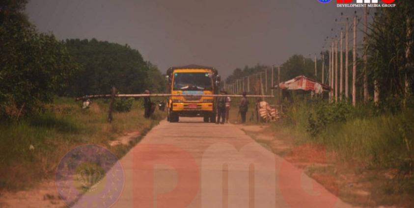 The road is blocked temporary due to the landmine blast near Kha Yay Myaing village in Maungdaw Township on 21 October. Photo – Cha Lu Aung/DMG