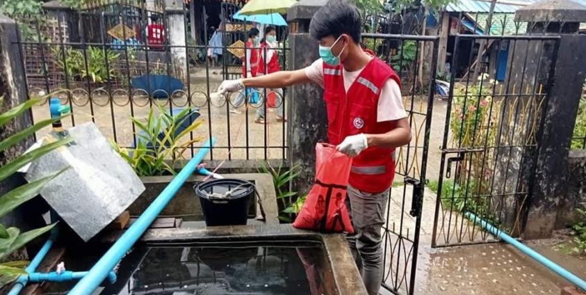 လောက်လန်းသေဆေး(abate) ဖြန်းနေသည်ကို တွေ့ရစဉ်။