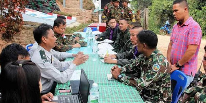 နတ်အိမ်ထောင် နယ်ခြားစခန်းမှာ ဒီဇင်ဘာလ ၇ ရက်က နှစ်နိုင်ငံ ဝန်ထမ်းများ တွေ့ဆုံနေကြစဉ်။(ဓာတ်ပုံ-လူနိုင်သစ်)