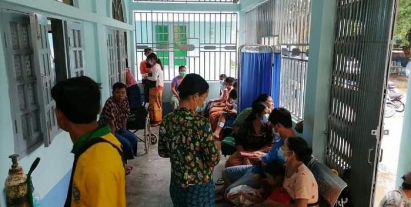 ခွေးရူး ကာကွယ်ဆေးထိုးနှံနေသည့် မြင်ကွင်း (Paung Daily)