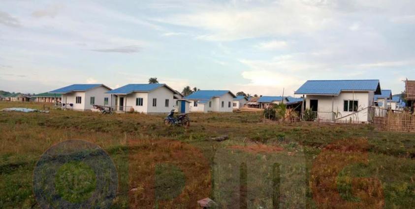 သစ်တုံးနားကျေးရွာတွင် နေအိမ်များ ဆောက်လုပ်ပေးထားမငအား မြင်တွေ့ရစဉ်
