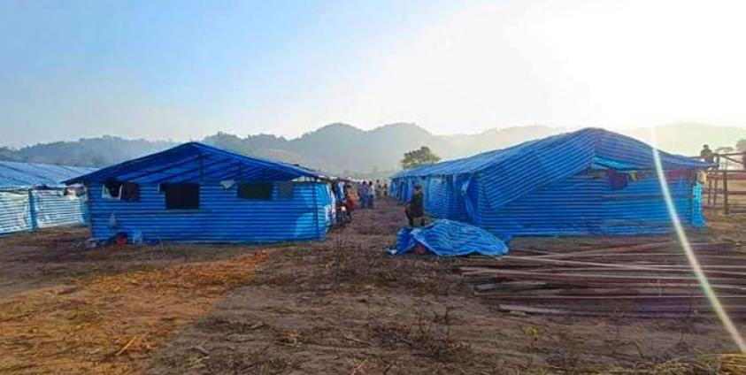Temporary lodging for internally displaced people (IDPs) is constructed as people flee clashes between the military and the Karen National Union (KNU) in Karen state, along the Thai-Myanmar border. Photo: STR / AFP