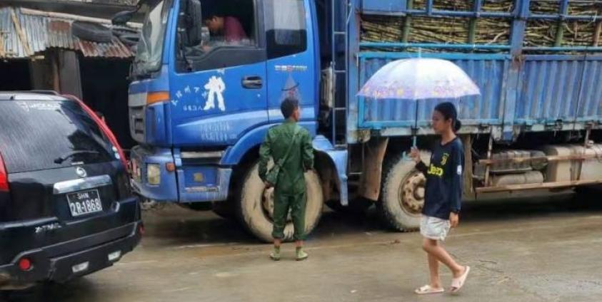 ကြံကားသမားများထံ ငွေတောင်းခံနေသည့်ပုံ