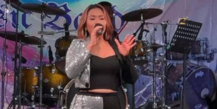  နမ့်စန် လောင်းကစားပွဲတွင် သီချင်းလာဆိုသည့် နီနီခင်ဇော်