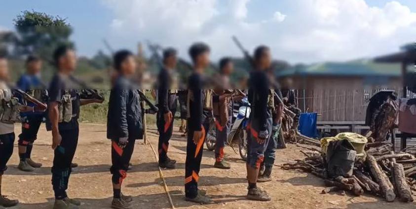 AA ထံ စစ်ပညာသင်ယူ၍ မိခင်တပ်သို့ပြန်လာသည့် CDF-Mindat တပ်ဖွဲ့ဝင်များအား တွေ့ရစဉ်။